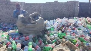 Переработка десятков тонн пластиковых бутылок в Пакистане