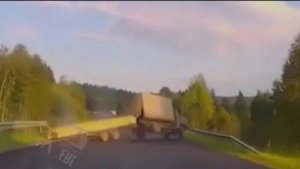 Буханку с пиломатериалами занесло на трассе в Башкортостане