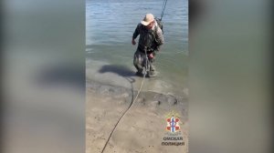 Омская полиция пришла на помощь рыбаку, который попал в илистую ловушку затона реки Иртыш
