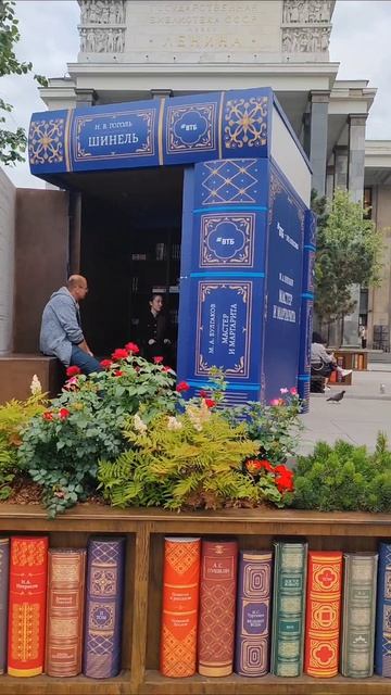 📸✨ Волшебство у памятника Достоевскому: украшение у Библиотеки имени Ленина ✨📸