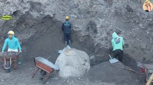 Строительство, поездка на работу, шахтёры добывают песок в карьере