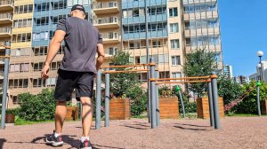 Прогрессия в динамике: подъёмы коленей от 1 до 20 на брусьях (4 подхода с двойными повторами)