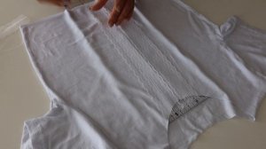 Белую футболку посередине и вшиваю кружево — подруги уверены, что блузка из бутика.