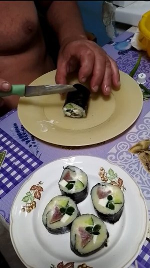 Мужик прикольно готовит роллы по домашнему рецепту
