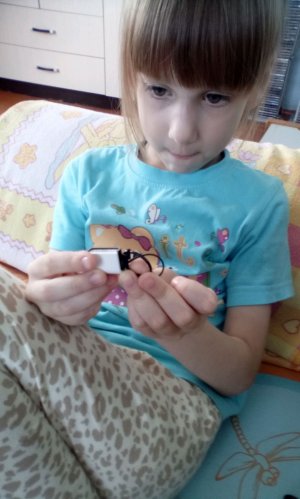 Аля делает наушники странными штуковинами Але 5 лет мне 7