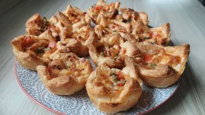 ВКУСНАЯ ЗАКУСКА ИЗ СЛОЕНОГО ТЕСТА С КУРИЦЕЙ! СУПЕР ЗАКУСКА НА ПРАЗДНИЧНЫЙ СТОЛ! ПРОСТОЙ ПЕРЕКУС