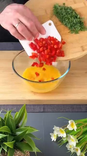 Вкусная яичница с томатами на завтрак