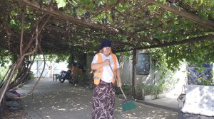 Уборка во дворе, опять мне мусор набросали