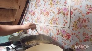 Вчера приехали гости.Варю уху,жарю пироги.Собрала урожай огурцы, помидоры, кабачки.