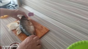 запекаю толстолобик с овощами в духовке ,вкусно по домашнему.