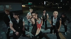 Stray Kids клип «Это и то»...