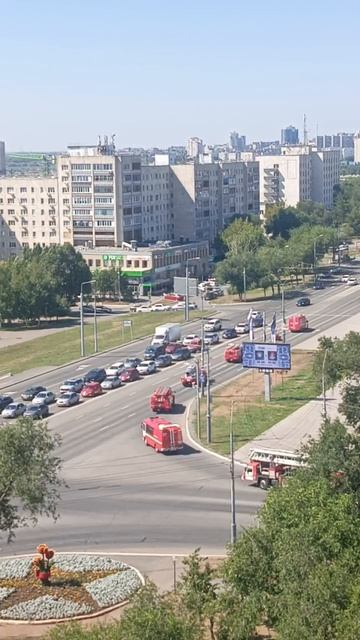 Оренбургские пожарники показывают свою технику на пр Гагарина 🔥