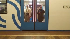 Станция метро Сухаревская интерьер, пассажиры, поезда Москва Фрагмент 3