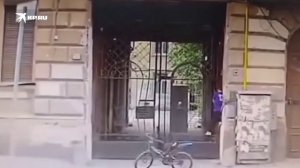 Видео момента, как 7-летнему мальчику раздавило голову в воротах на Коломенской улице в Петербурге