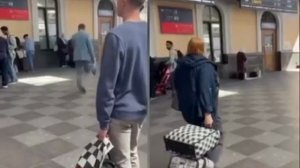Обстановка в Петербурге: мигранты с кайфом поселились прямо на Московском вокзале в самом центре гор