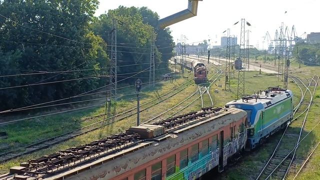 Электровоз Вектрон выполняет манёвры с электропоездом ЭР25