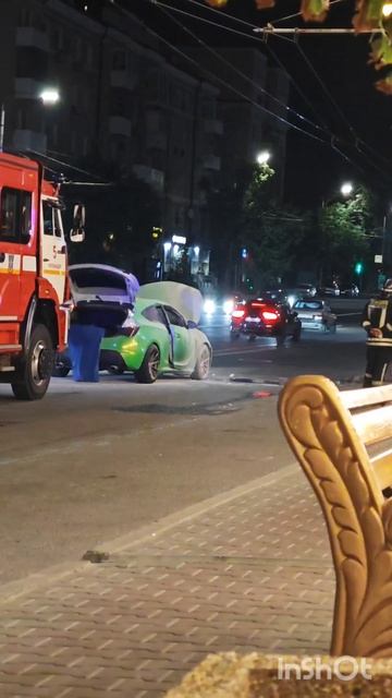 В центре города загорелся автомобиль на дороге, машину уже потушили