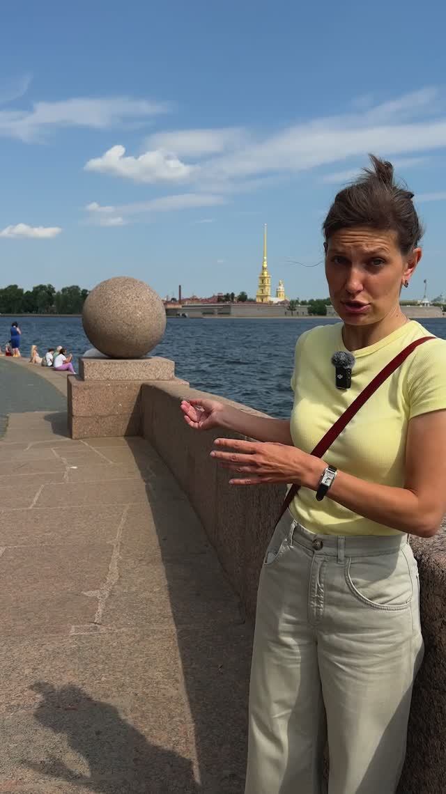 Шары на Стрелке Васильевского острова сделаны на глаз?