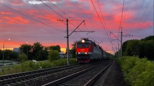 «Малиновый закат!» Электровозы ЧС7-272, зелёный ВЛ10У-044 и электропоезд ЭП2Д-0175
