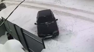 Похоже, парень решил поиграть в прятки, как в детстве