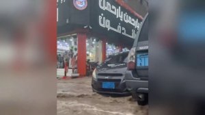 اليمن.. سيول تغمر شوارع العاصمة صنعاء