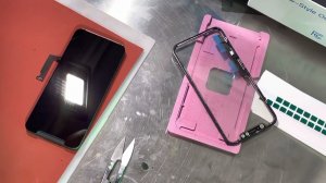 Восстановление дисплейного модуля на iPhone XR, и IPhone 8+. Извините за ноготь , это инструмент :)