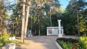 Памятник создавшим Дубну. Доска почёта.