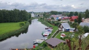 Вид на реку Каменка в Суздале рядом с торговыми рядами