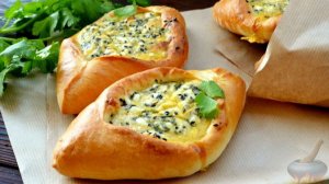 РАССТЕГАИ С СЫРОМ, КИНЗОЙ И КУНЖУТОМ