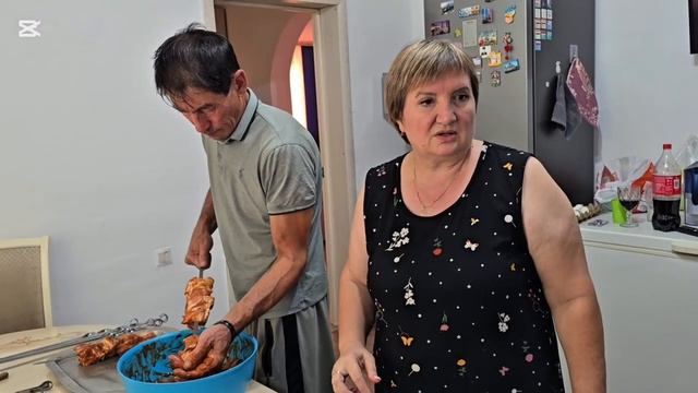 Сегодня готовит муж под песню о нашей жизни.