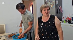 Сегодня готовит муж под песню о нашей жизни.