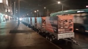 Каждый день на всех парковках: в Петербурге рекламные прицепы мешают водителям