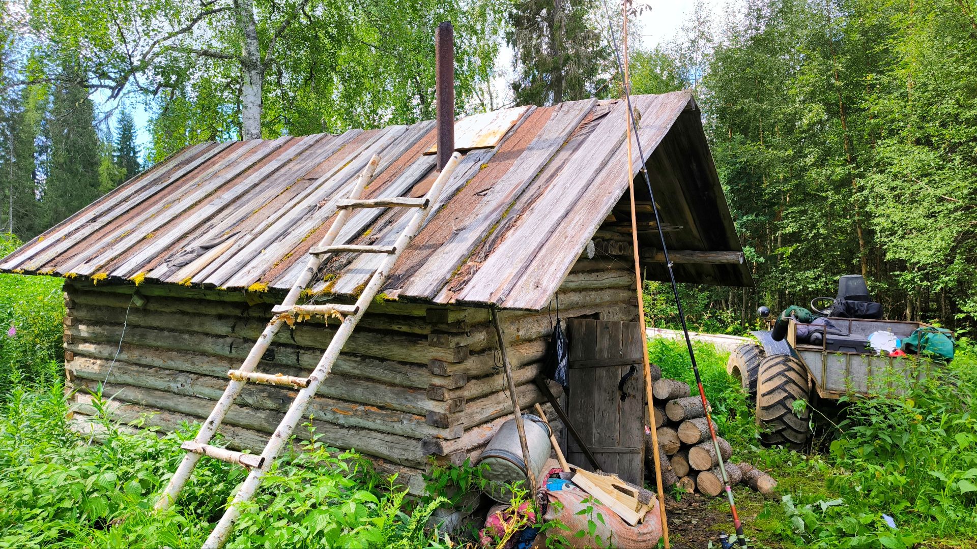 ЛОВЛЮ ХАРИУСА У ИЗБУШКИ НА МАЛЕНЬКОЙ РЕЧКЕ / РЫБЫ В ЯМКАХ В ЭТОМ ГОДУ НЕТ.
