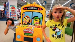 Полина и мама играют в магазине игрушек. Видео для детей
