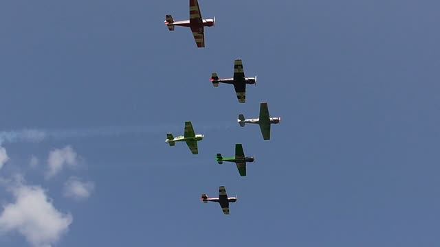 Выступление пилотажной группы «Барсы»