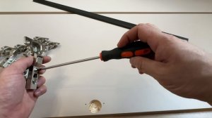 Как ровно установить мебельные петли дверей шкафа