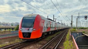 ЭС2Г 099 «Ласточка» на перегоне Лигово - Броневая, делает остановку на платформе Ленинский проспект