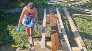 Отдых в деревне, красим доски для бани, работа в саду