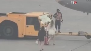 В «Шереметьево» девушки опоздали на рейс и побежали за самолётом