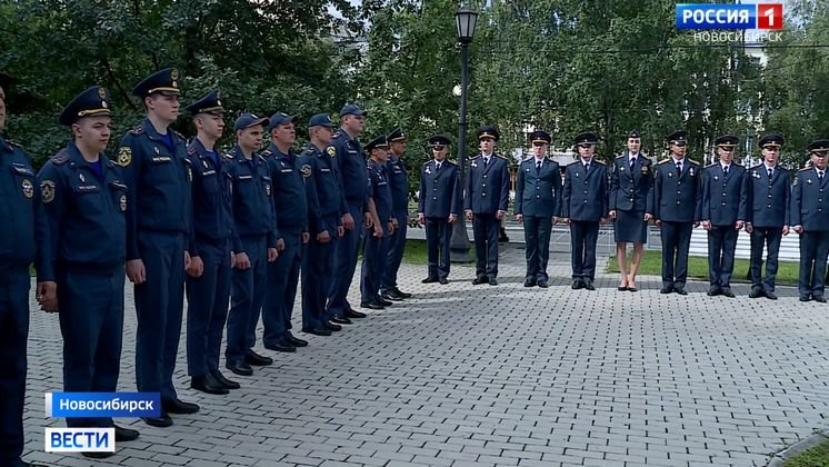 В Новосибирске вручили удостоверения 25 выпускникам ведущих академий МЧС