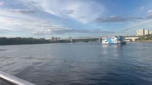 Прогулка по набережной в Москве