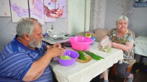 Куда улетели крышки от банок с маринованными огурцами? Родители готовят окрошку Утро в Сибири