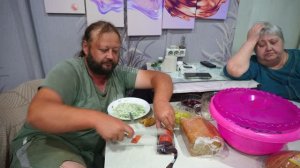 Кушаю вкусную окрошку Салатные огурцы растут в поле Краснеют помидоры Сегодняшнее утро в Сибири ВЛОГ