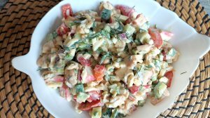 Свежий салат с консервированной фасолью, крабовым мясом, варёным яйцом.