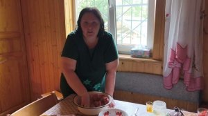 Все при деле. Варим, красим, обрезаем.