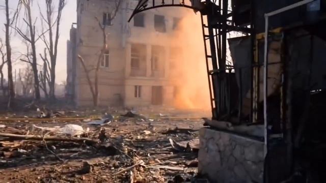 Мариуполь 2022г.  Все увидели какая ошибка  хоть это и выглядит героически. Боец