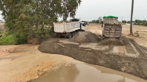Wonderful Bulldozer SHANTUI C3 Push Sand Into Water Lake, With Dump Truck 25TON Transport Sand