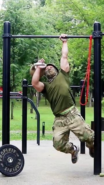 Вис на пределе

💪 Висеть на одной руке и второй тягать гирю или перекидывать диски? Звучит безумно,