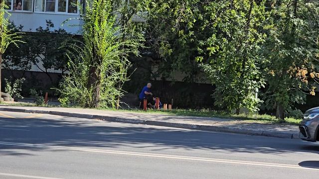 Ростовская Скорая помощь приехала спасти парня пострадавшего от жары. Пересечение улиц Оганова  и Та