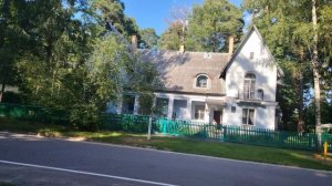 Дубна. Красивая улица. Сосны и старые особняк.